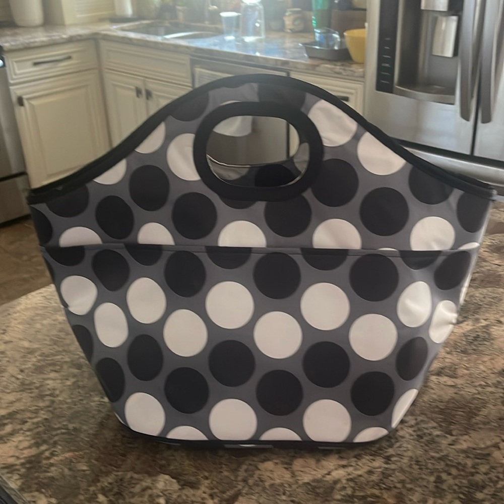 Thirty-one thermal insulated bag  medium size. Black and white polka dots.